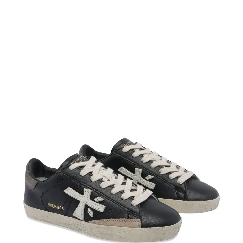 Кроссовки с логотипом