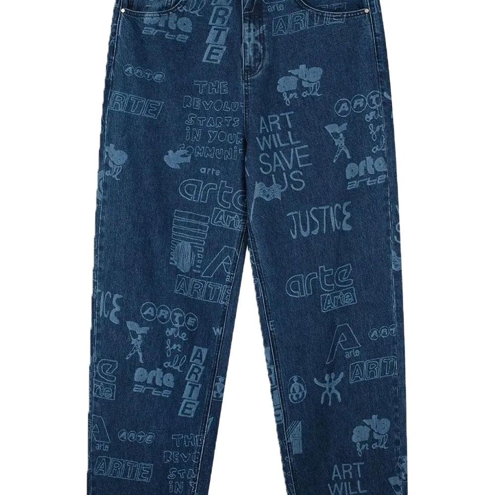 Джинсы с принтом граффити