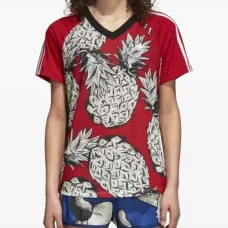 Футболка с V-образным вырезом и принтом