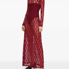 Длинное платье с длинными рукавами и кружевом