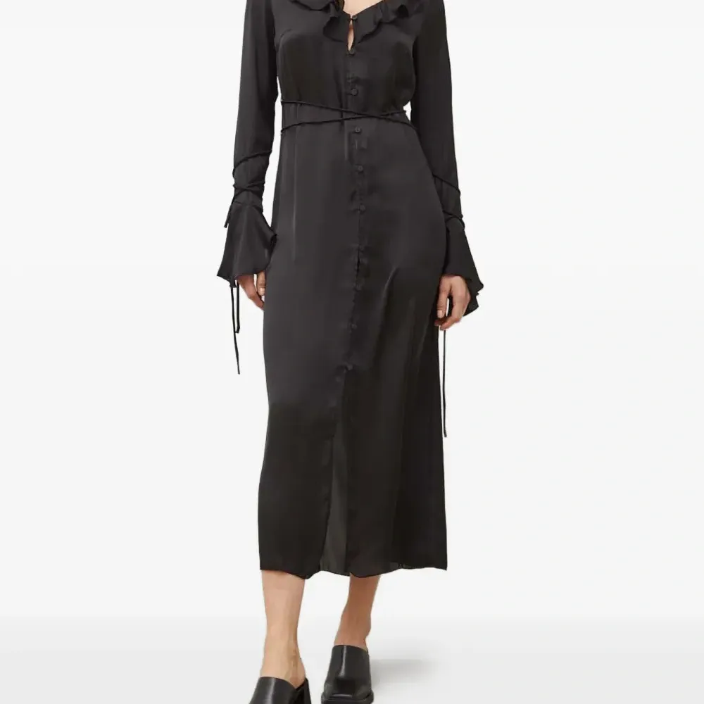 Платье миди с оборками и расклешённым силуэтом