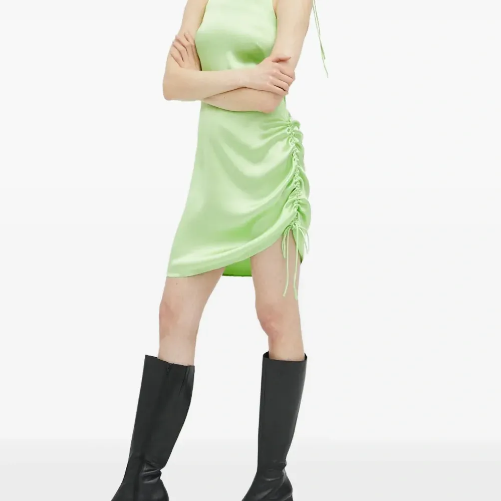 Платье с завязками на плечах и сборками