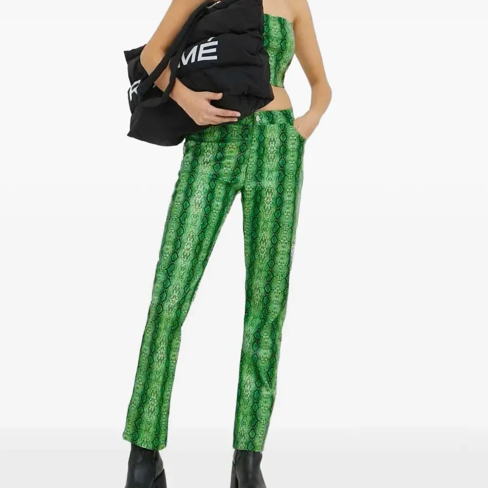 Брюки с принтом под змеиную кожу