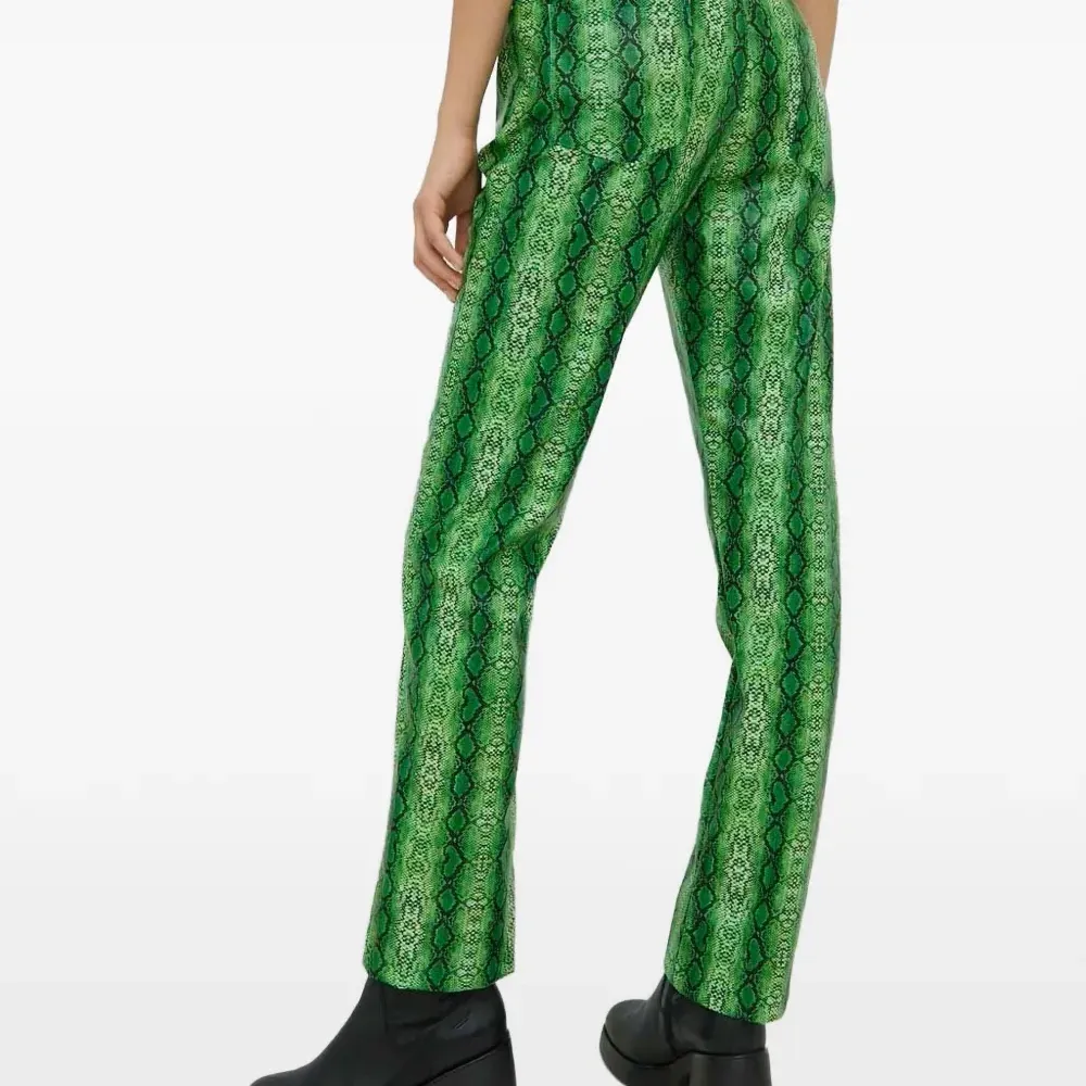 Брюки с принтом под змеиную кожу