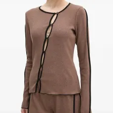 Вязаное изделие с пуговицами