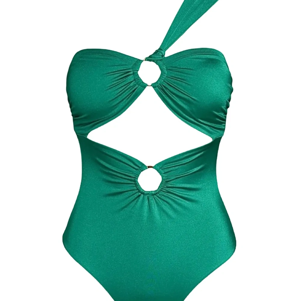 Купальник на одно плечо с круглой пряжкой