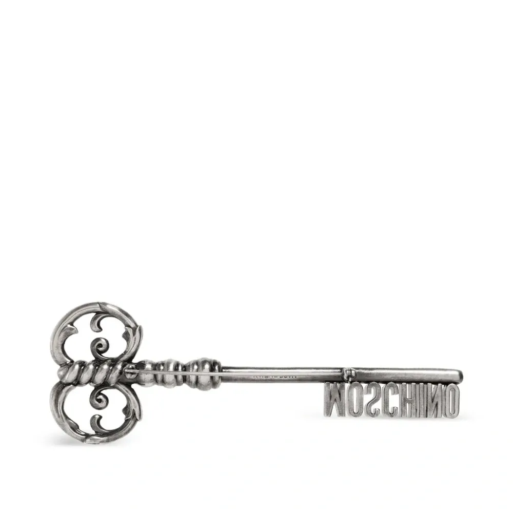 Брошь в виде декоративного ключа