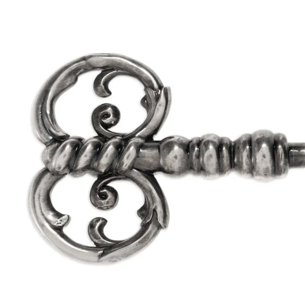 Брошь в виде декоративного ключа