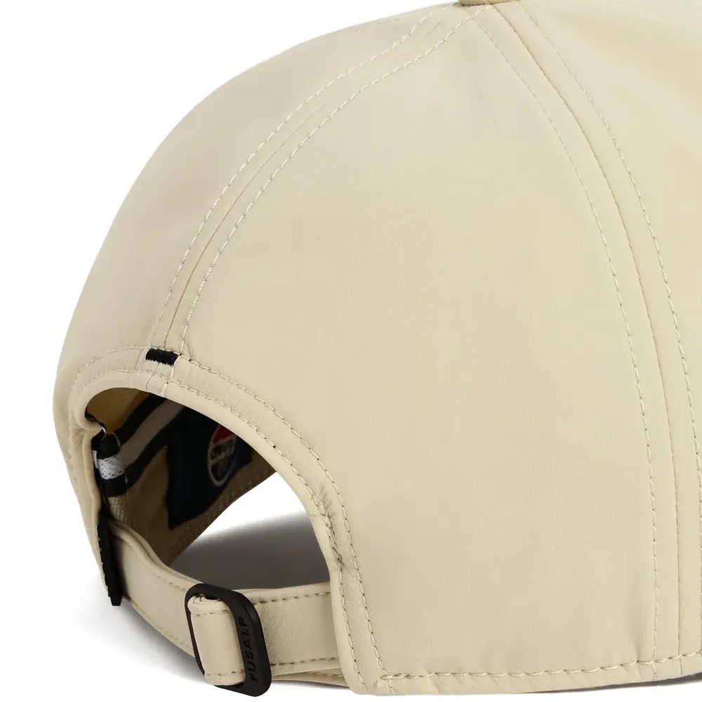 Бейсболка с нашивкой-логотипом