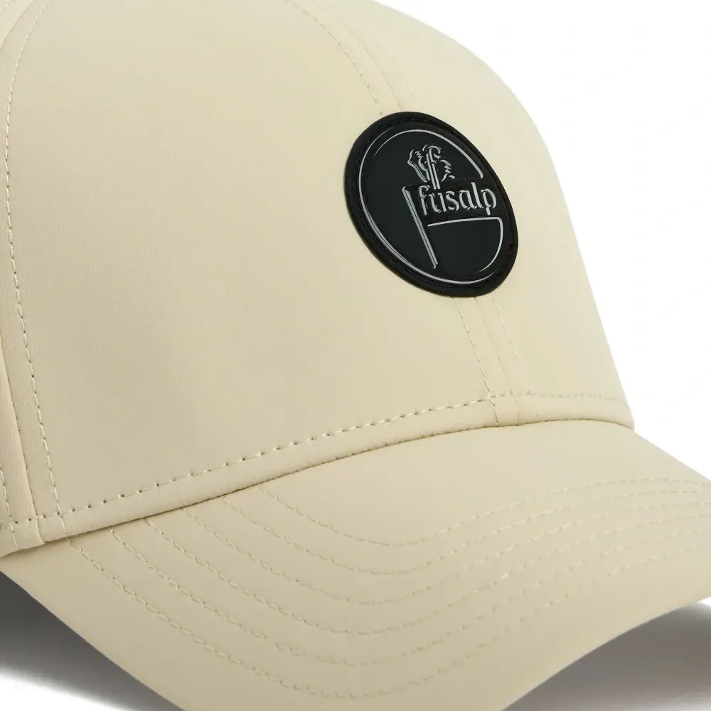 Бейсболка с нашивкой-логотипом