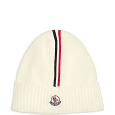 Шапка бини с нашивкой-логотипом и полосками Шапка бини с нашивкой-логотипом и полосками