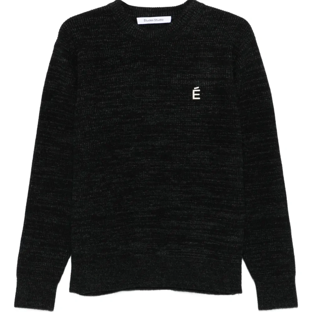 Свитер с вышитым логотипом и круглым вырезом