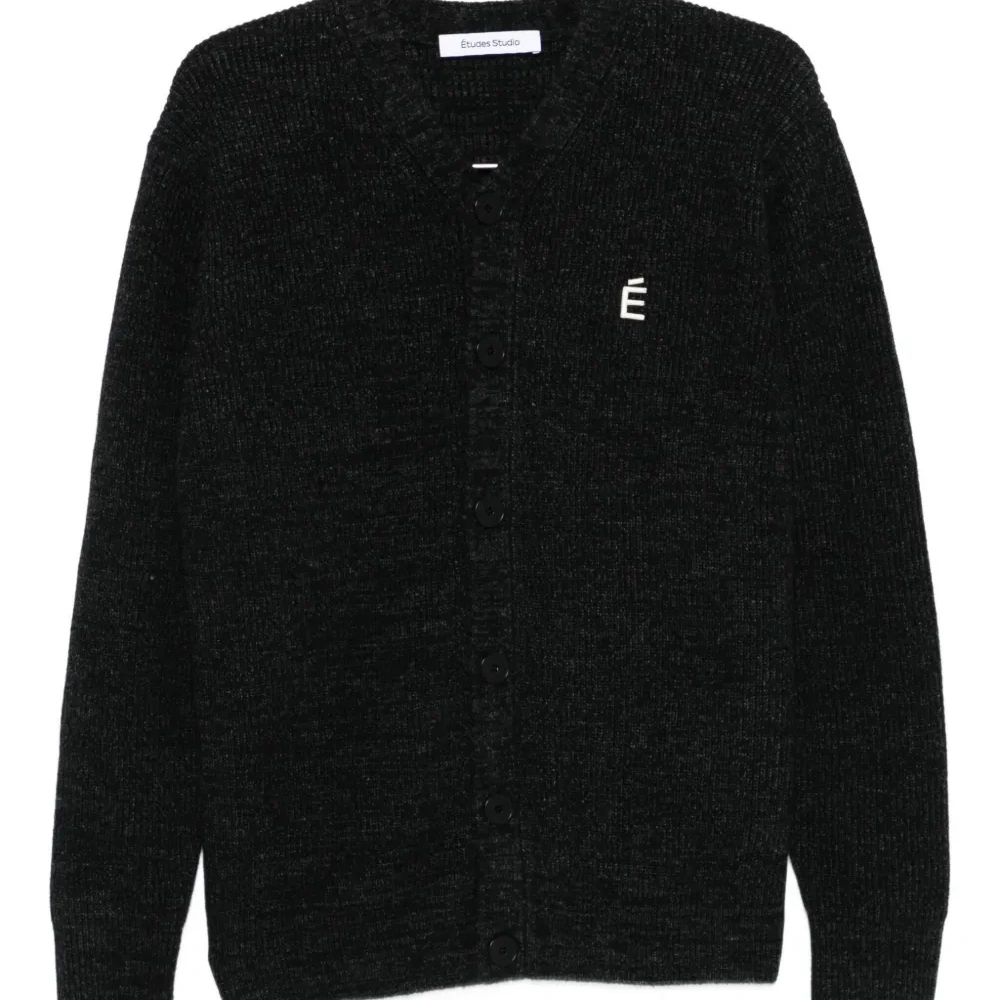 Кардиган в рубчик с V-образным вырезом