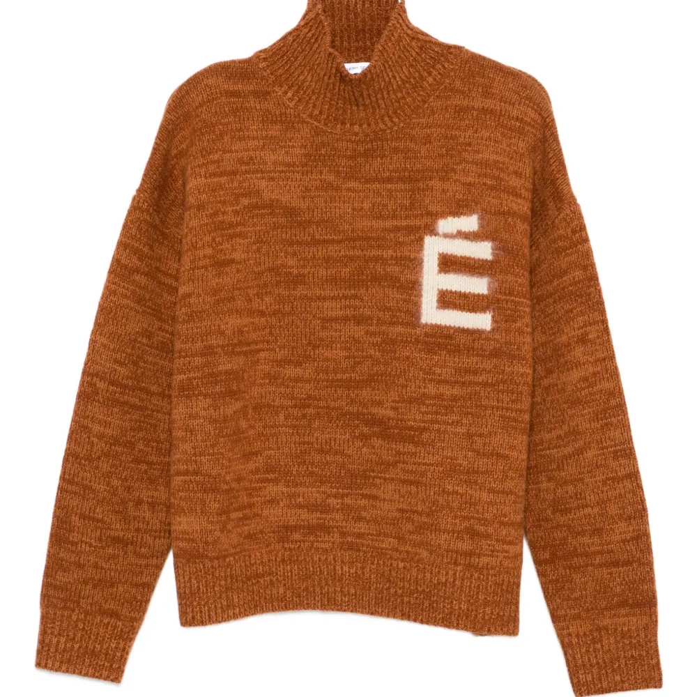 Свитер с воротником-воронкой и вышивкой