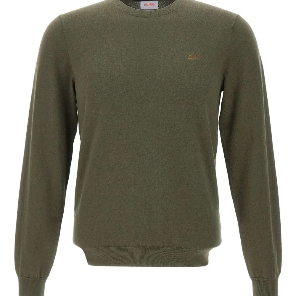 Свитер с вышитым логотипом