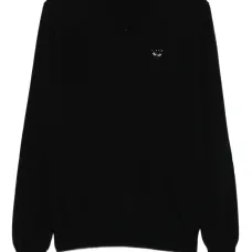 Свитер с нашивкой-логотипом