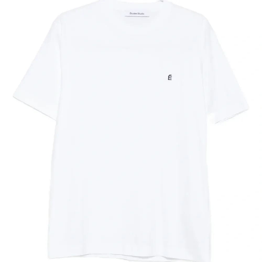 Футболка с вышитым логотипом