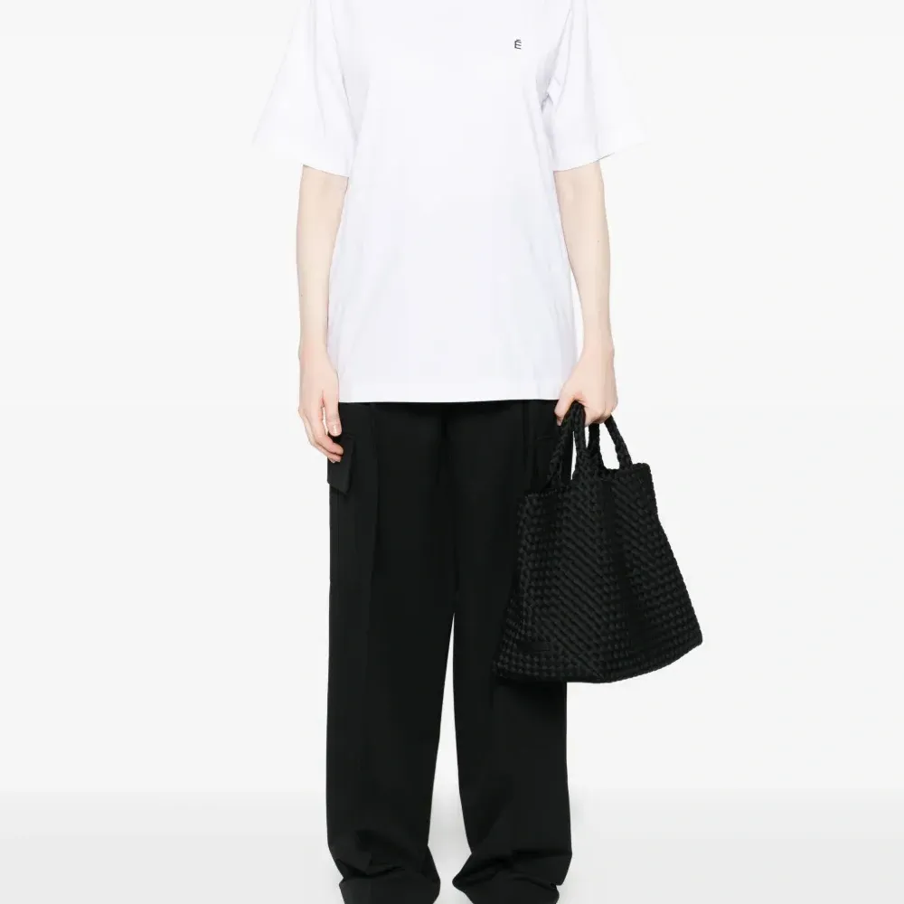 Футболка с вышитым логотипом