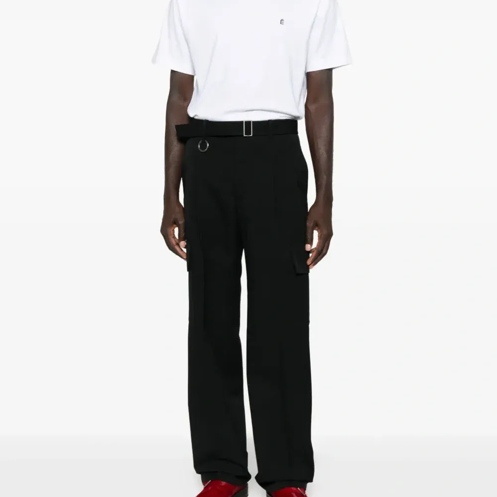 Футболка с вышитым логотипом