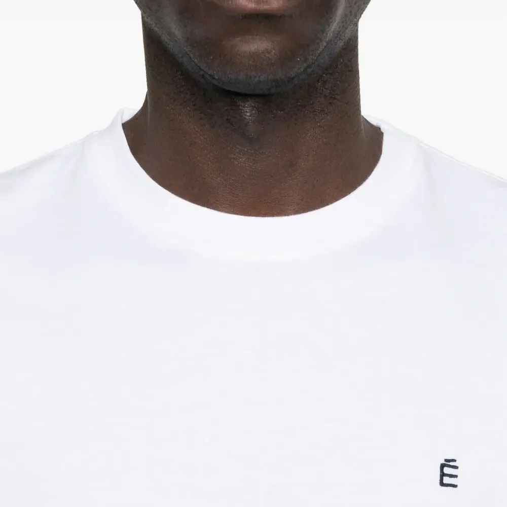 Футболка с вышитым логотипом