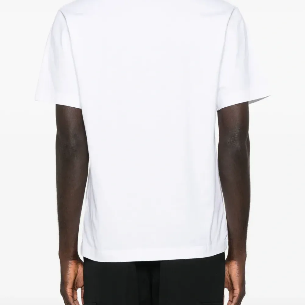 Футболка с вышитым логотипом