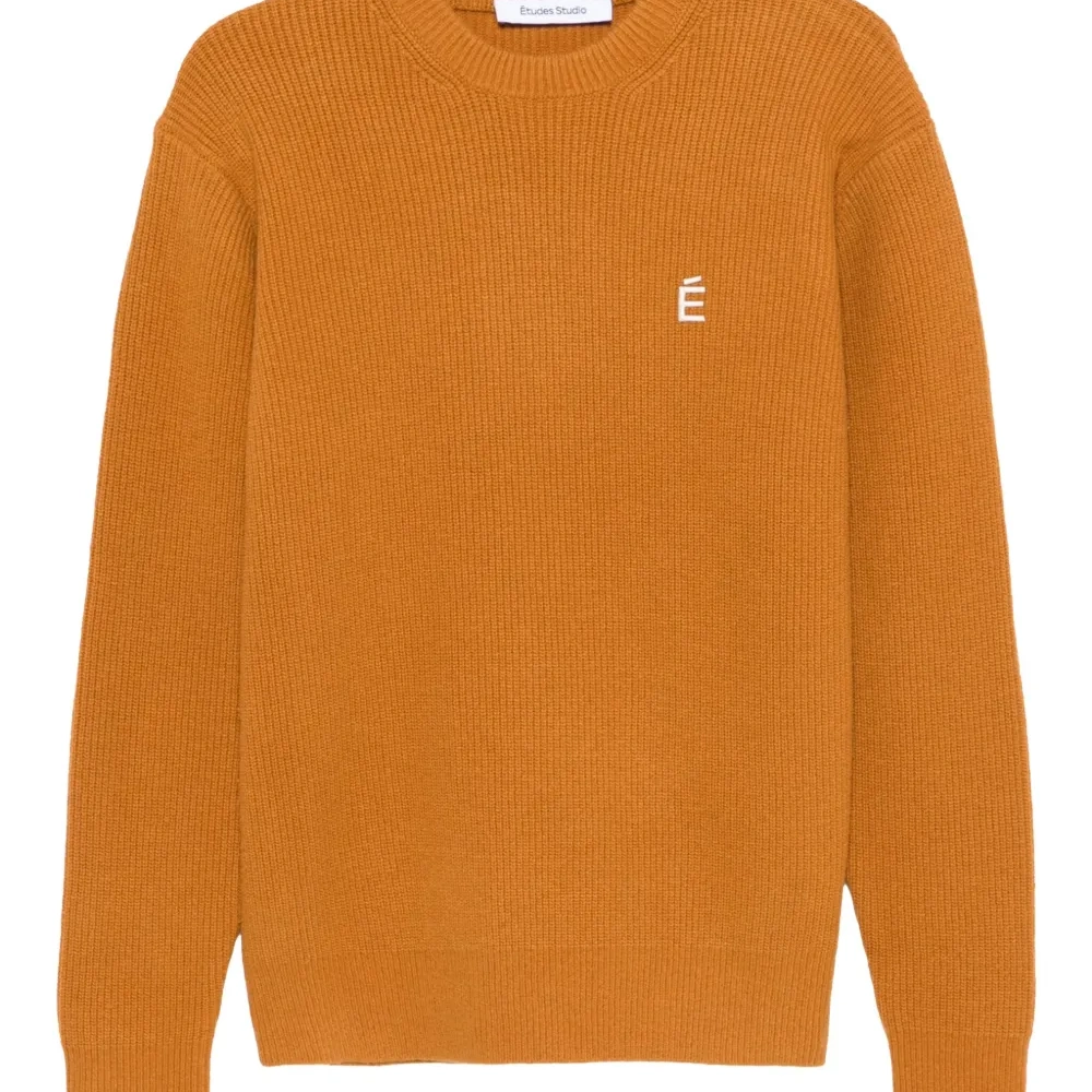 Свитер с круглым вырезом