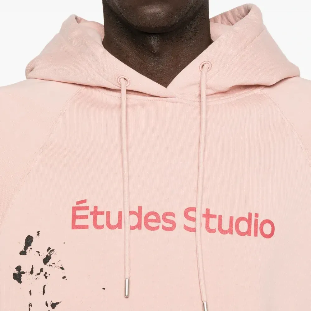 Худи с эффектом разбрызганной краски и логотипом