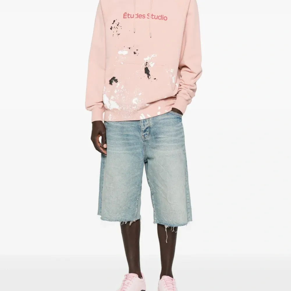 Худи с эффектом разбрызганной краски и логотипом