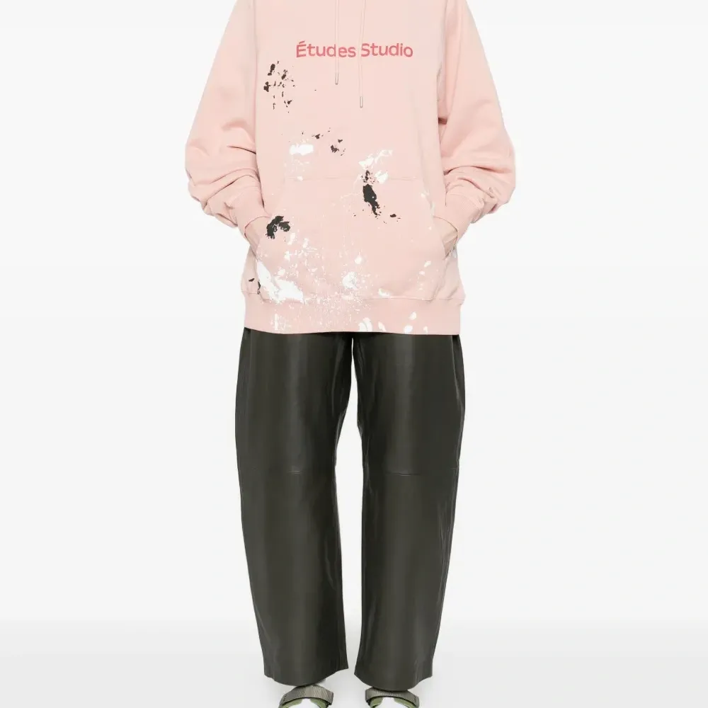 Худи с эффектом разбрызганной краски и логотипом