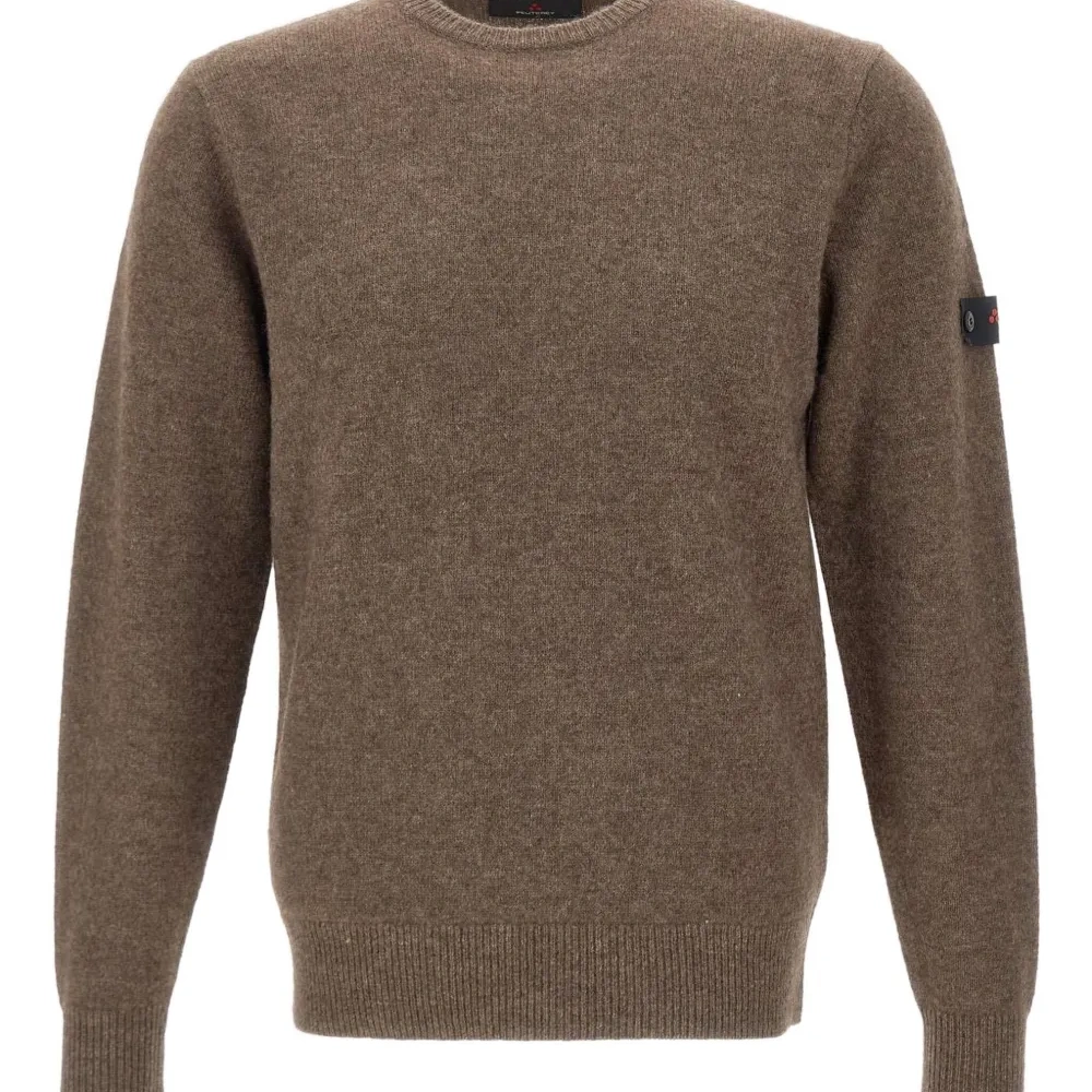 Свитер с нашивкой-логотипом