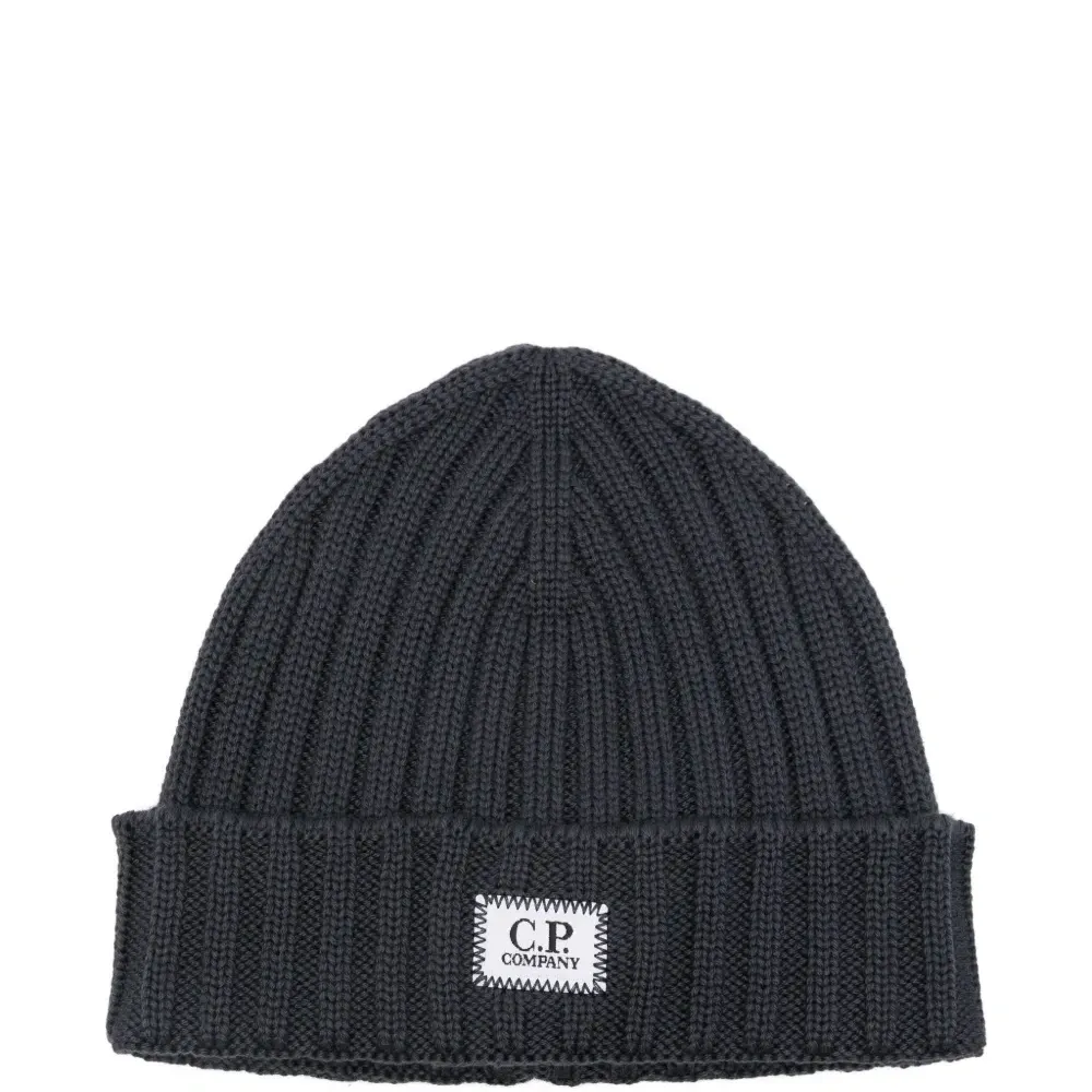 Вязаная шапка с логотипом