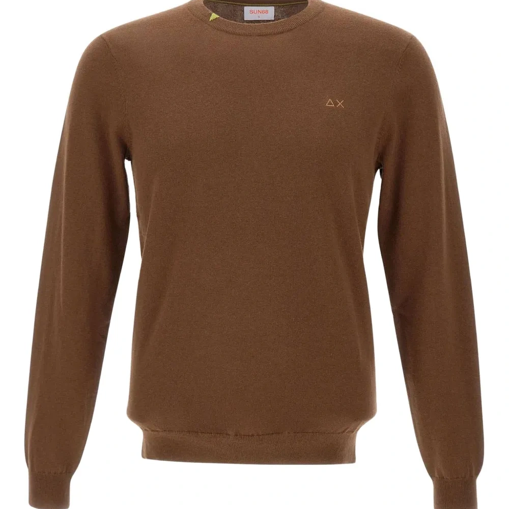 Свитер с вышитым логотипом