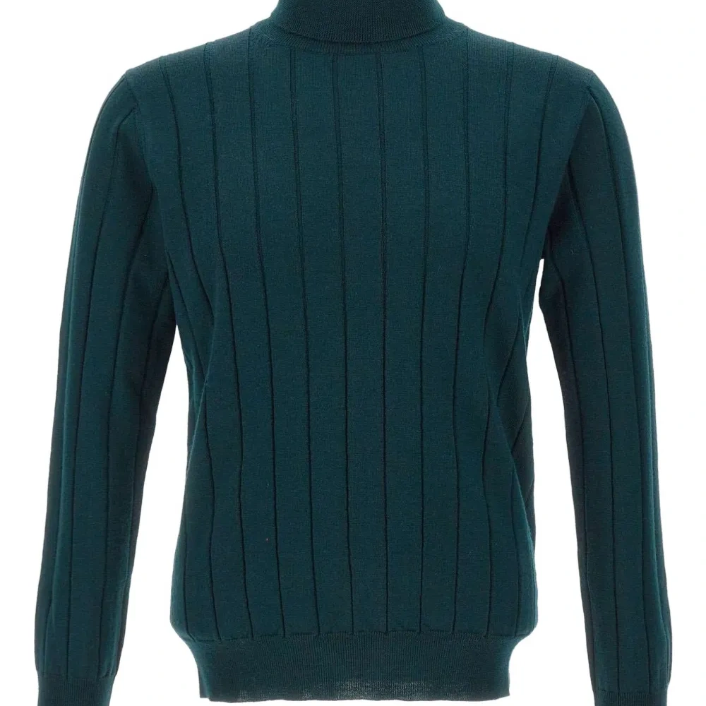 Свитер в рубчик с высоким воротником