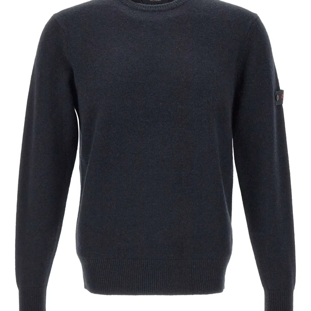 Свитер с нашивкой-логотипом