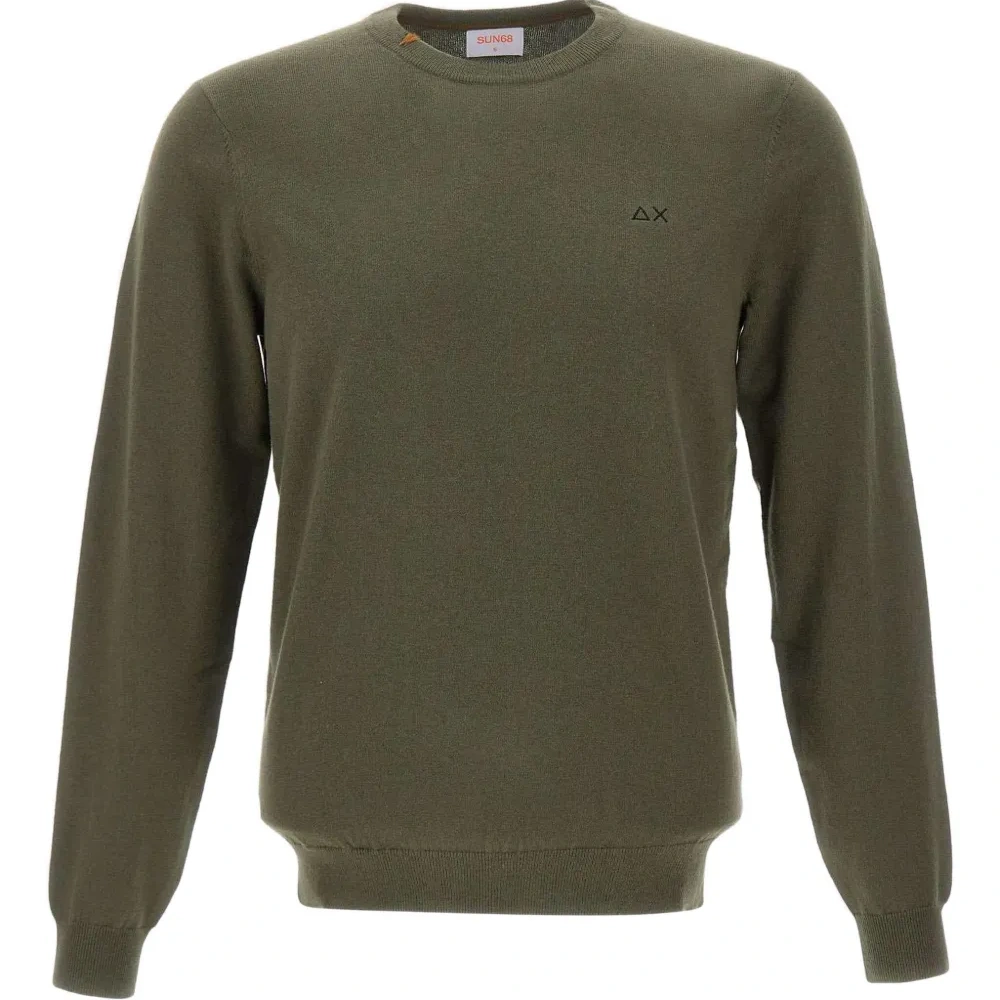 Свитер с вышитым логотипом