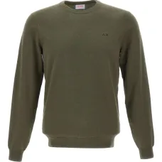 Свитер с вышитым логотипом