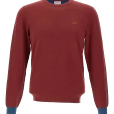 Свитер с нашивками на локтях