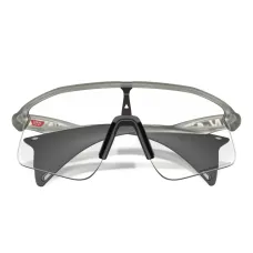 Солнцезащитные очки в массивной оправе