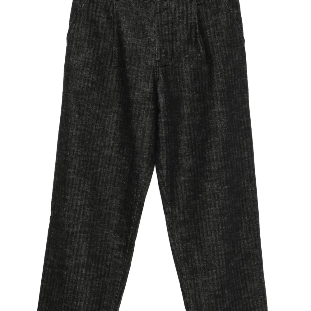 Брюки с карманами и стрелками