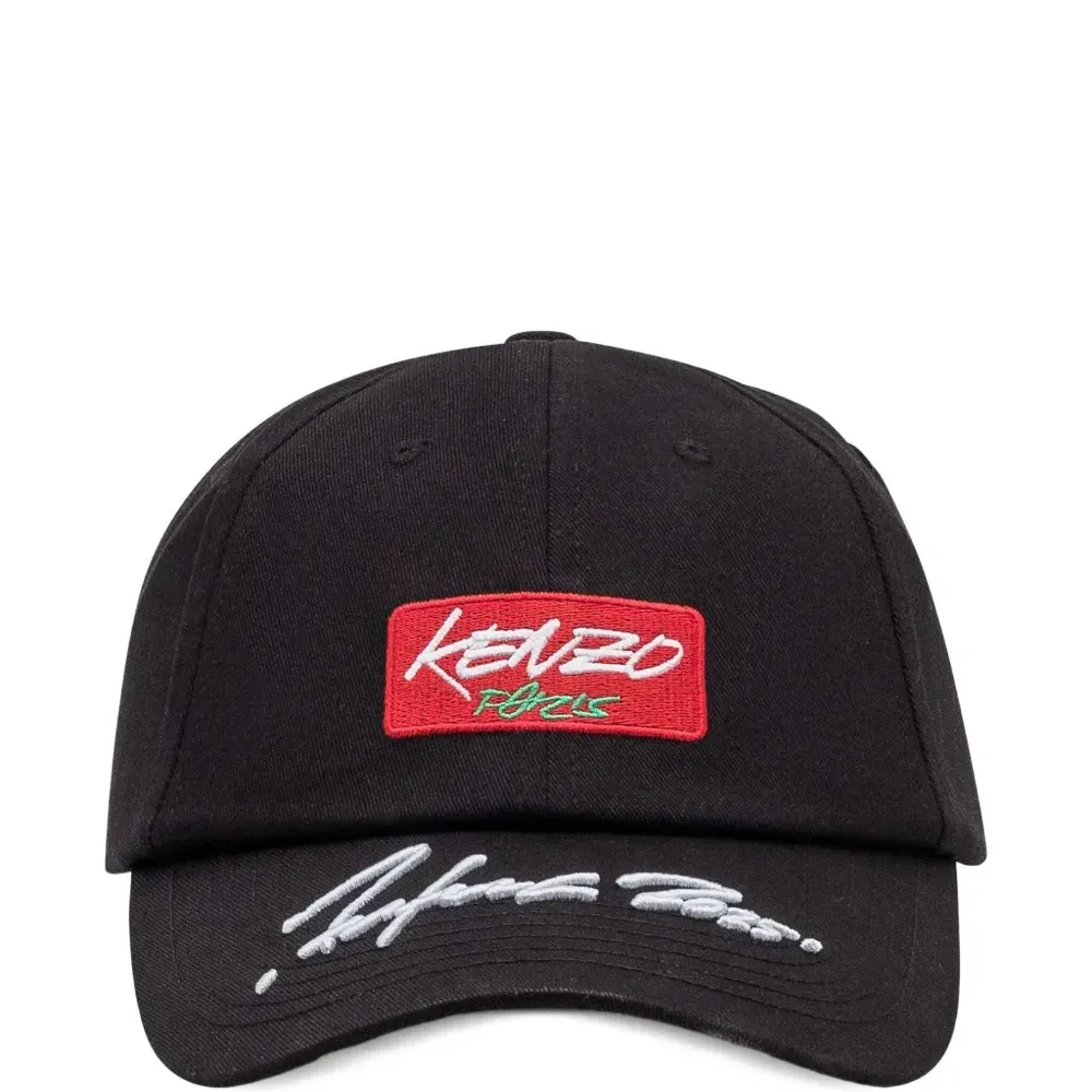 Бейсболка с логотипом из коллаборации с Futura (2000 год)