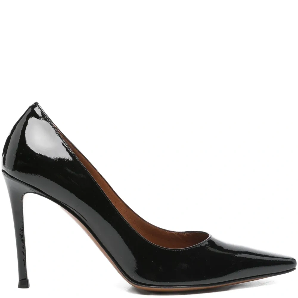 Туфли с заостренным носком