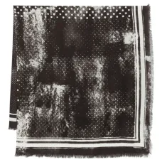 Шерстяной шарф с бахромой