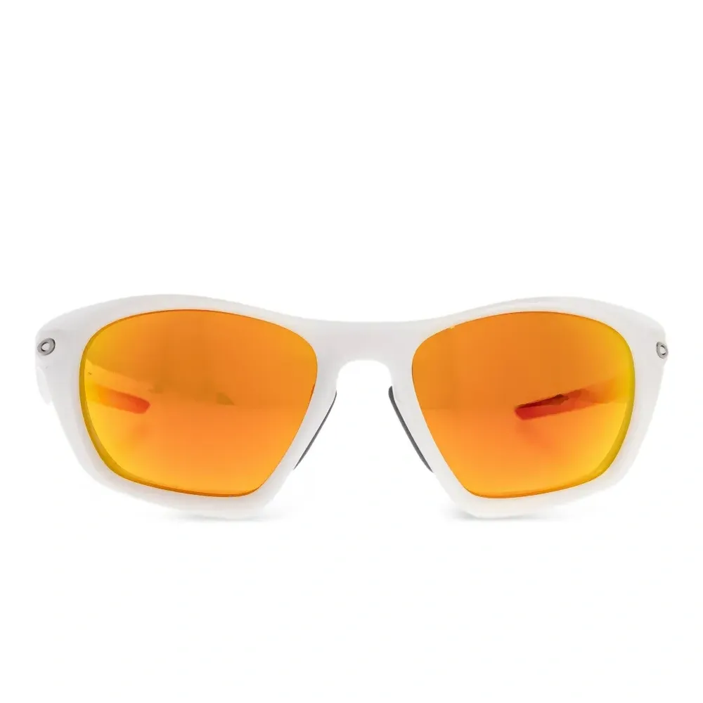 Солнечные очки геометрической формы с зеркальными линзами