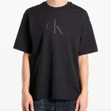 Футболка с вышитым логотипом