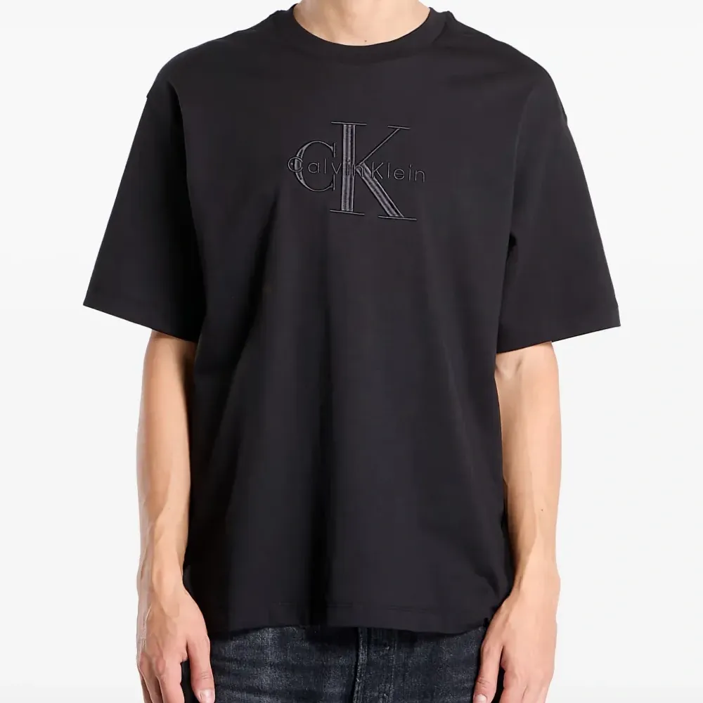 Футболка с вышитым логотипом Футболка с вышитым логотипом