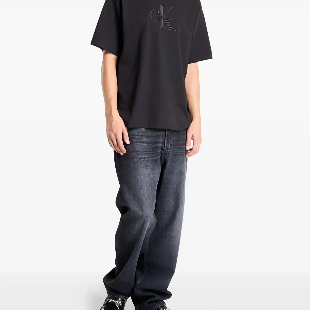 Футболка с вышитым логотипом Футболка с вышитым логотипом