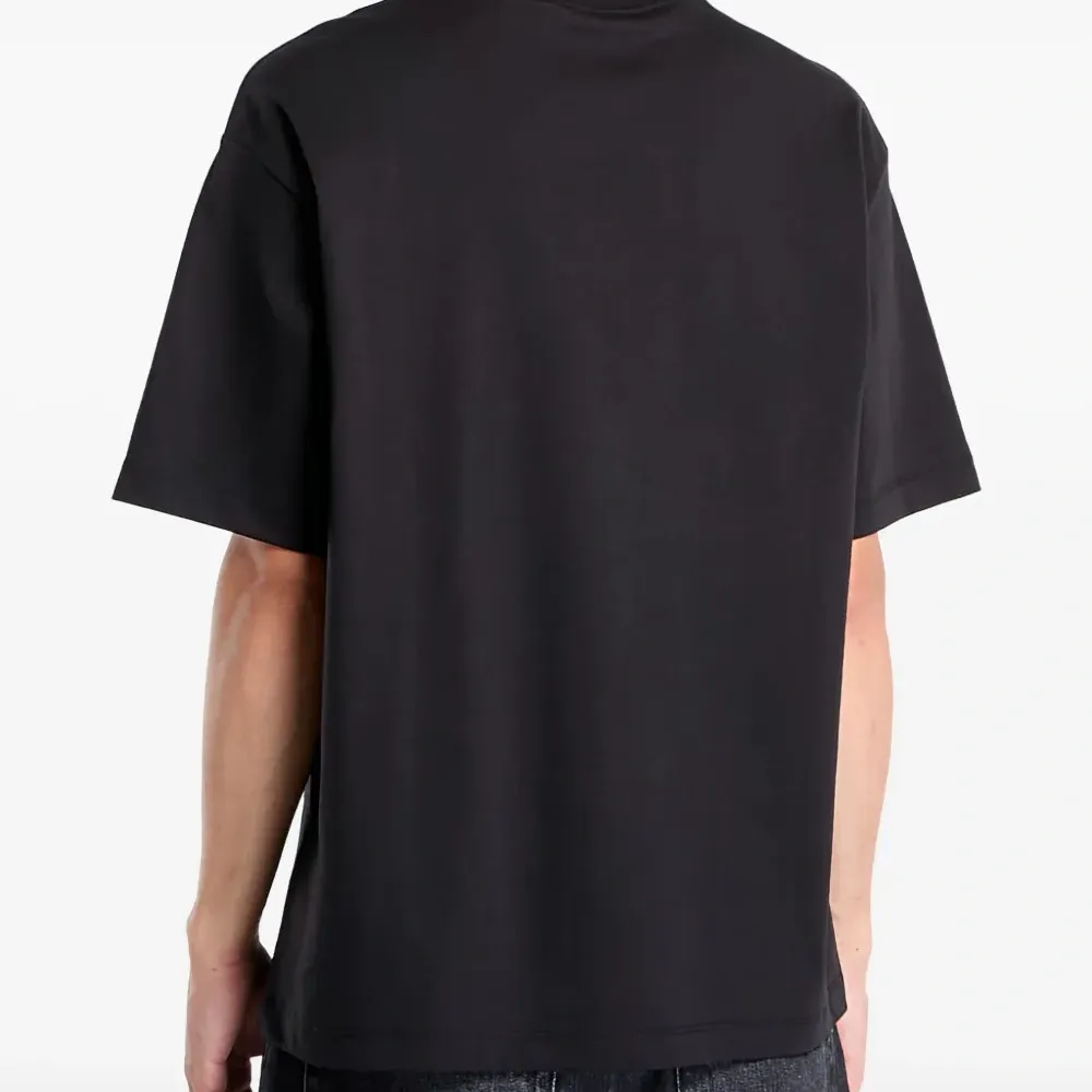 Футболка с вышитым логотипом Футболка с вышитым логотипом