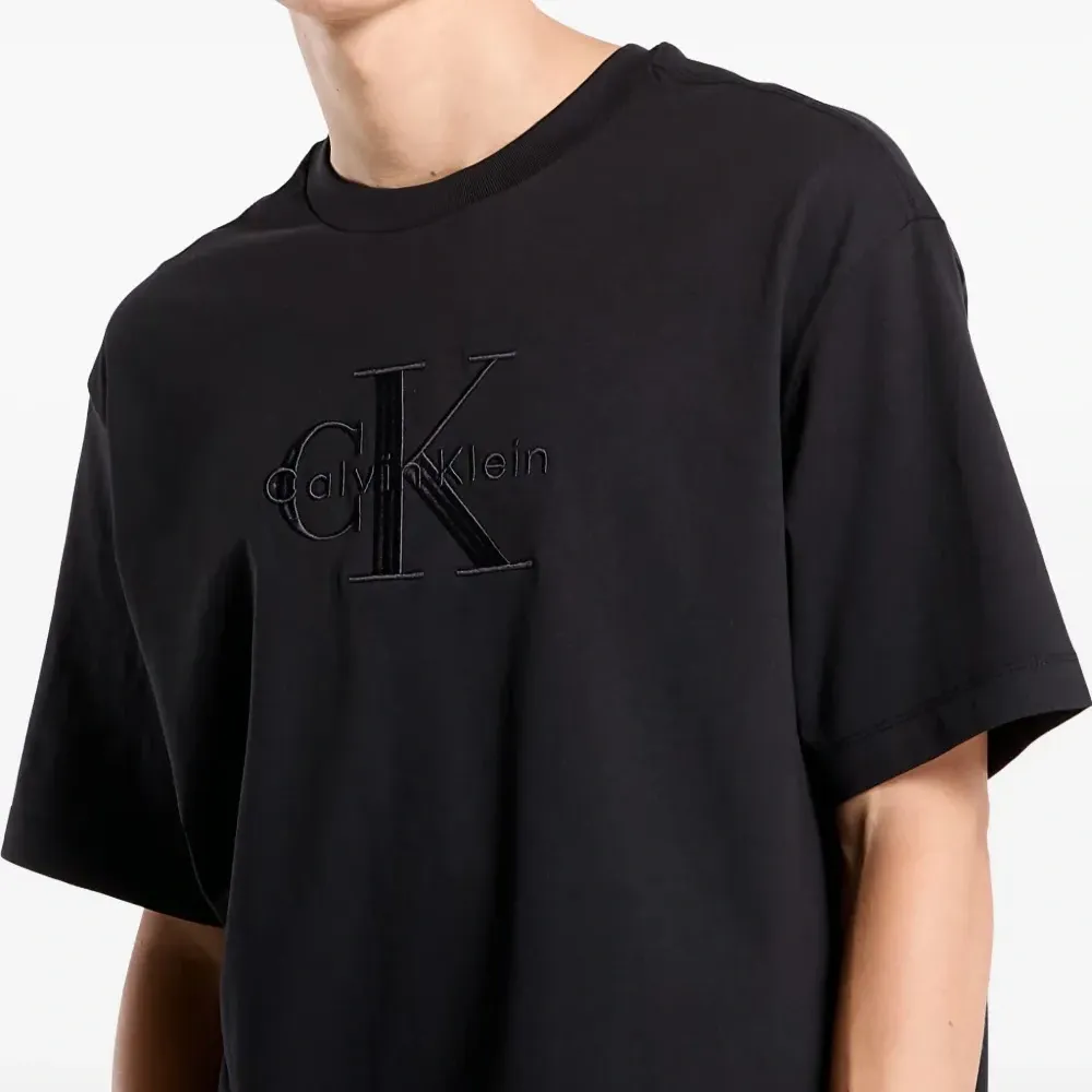 Футболка с вышитым логотипом Футболка с вышитым логотипом