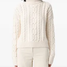 Вязаный свитер с горлом и косами