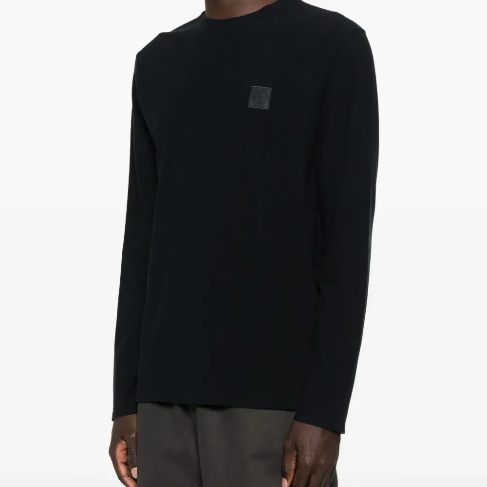 Лонгслив с нашивкой-логотипом